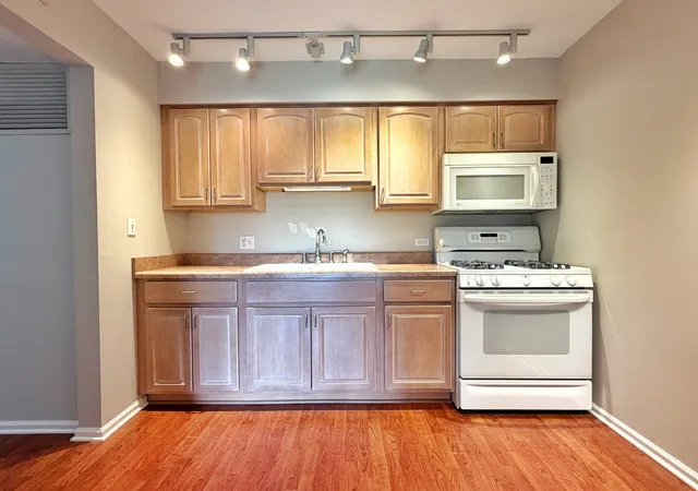 Listing Photo 5 - Condo for sale in building located at 5000 Carriageway Dr, Rolling Meadows, IL 60008 - Unit #205