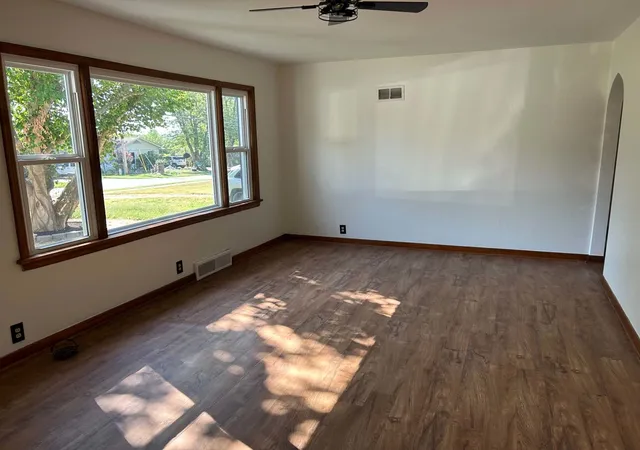 Photo 2 of Single family home for sale at 433 Marteeny St, Mt Vernon, IL 62864 | MLS# 12752237 | Listing updated on 2026-09-07