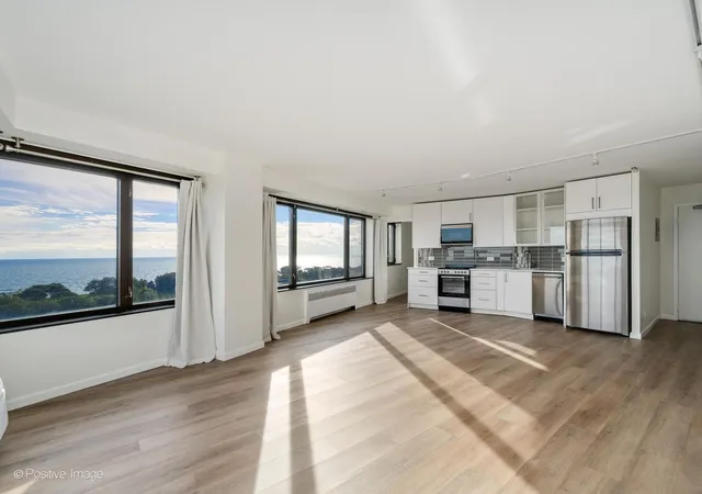 Listing Photo 5 - Condo for sale in building located at 3100 N Lake Shore Dr, Chicago, IL 60657 - Unit #1408