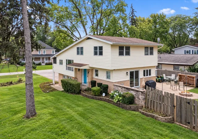 Photo 3 of Single family home for sale at 27w501 Williams St, Winfield, IL 60190 | MLS# 12752268 | Listing updated on 2026-09-14