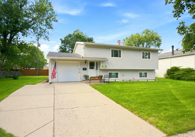 Photo 1 of Single family home for sale at 652 Sussex Ln, Crystal Lake, IL 60014 | MLS# 12752285 | Listing updated on 2026-09-05