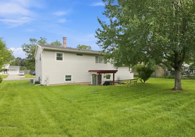 Photo 19 of Single family home for sale at 652 Sussex Ln, Crystal Lake, IL 60014 | MLS# 12752285 | Listing updated on 2026-09-05