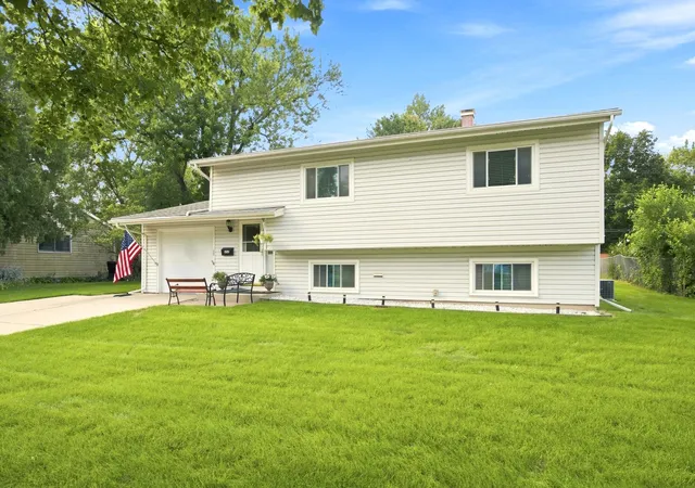 Photo 2 of Single family home for sale at 652 Sussex Ln, Crystal Lake, IL 60014 | MLS# 12752285 | Listing updated on 2026-09-05