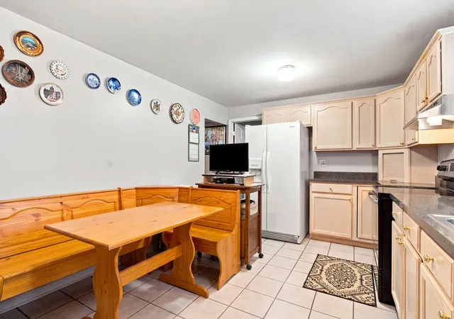 Photo 2 of Single family home for sale at 652 Sussex Ln, Crystal Lake, IL 60014 | MLS# 12752285 | Listing updated on 2026-10-22