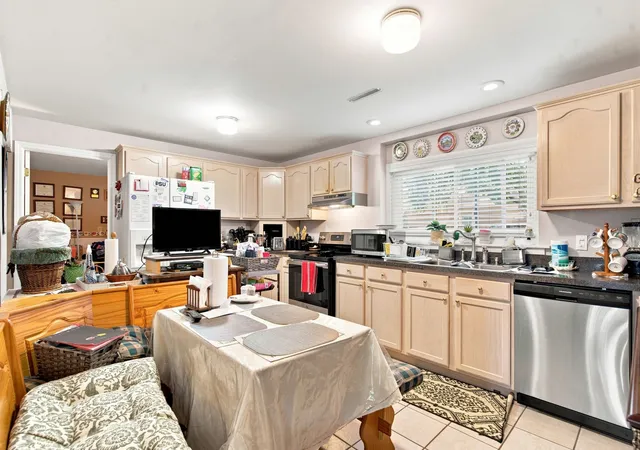 Photo 3 of Single family home for sale at 652 Sussex Ln, Crystal Lake, IL 60014 | MLS# 12752285 | Listing updated on 2026-10-03