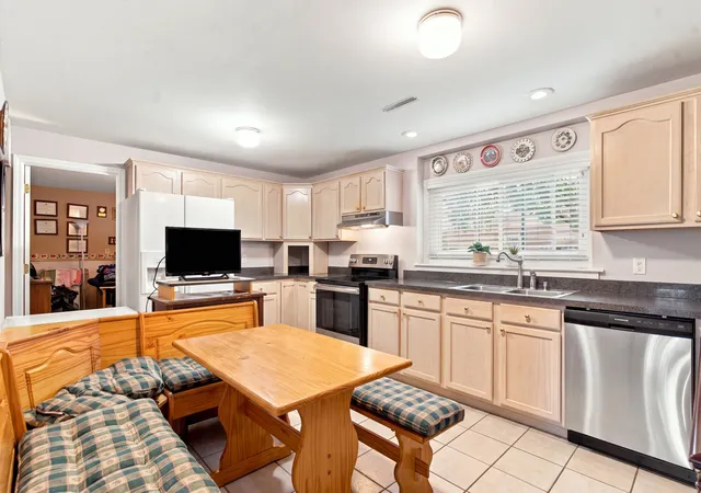 Photo 3 of Single family home for sale at 652 Sussex Ln, Crystal Lake, IL 60014 | MLS# 12752285 | Listing updated on 2026-10-22