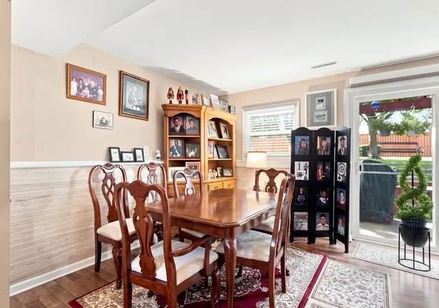 Photo 3 of Single family home for sale at 652 Sussex Ln, Crystal Lake, IL 60014 | MLS# 12752285 | Listing updated on 2026-10-24