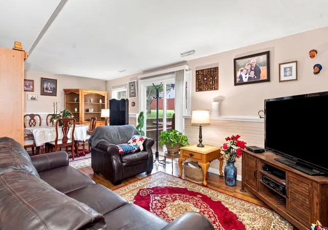 Photo 4 of Single family home for sale at 652 Sussex Ln, Crystal Lake, IL 60014 | MLS# 12752285 | Listing updated on 2026-10-24
