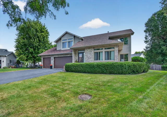 Photo 2 of Single family home for sale at 312 Badger Ct, Oswego, IL 60543 | MLS# 12752296 | Listing updated on 2026-10-04