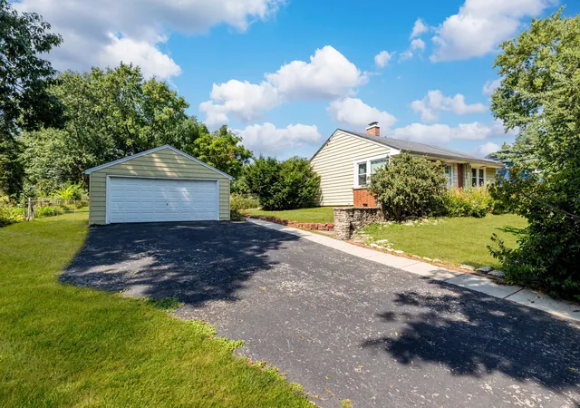 Photo 3 of Single family home for sale at 1020 S Fairfield Ave, Lombard, IL 60148 | MLS# 12752297 | Listing updated on 2026-09-08