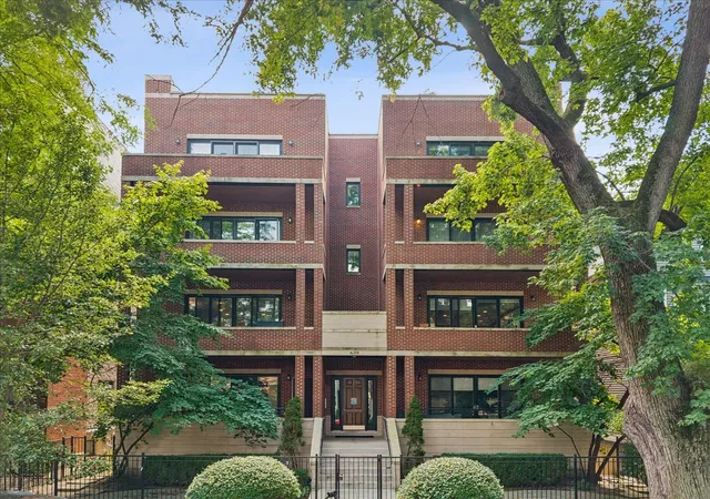 Photo 1 of Condo for sale at 639 W Briar Pl #3E, Chicago, IL 60657 | MLS# 12752305 | Listing updated on 2026-09-16