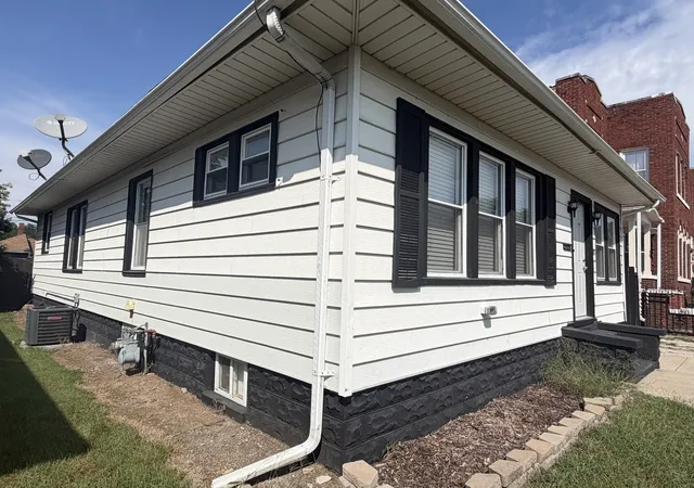 Photo 3 of Single family home for sale at 507 Grant Ave, Joliet, IL 60433 | MLS# 12752313 | Listing updated on 2026-09-20