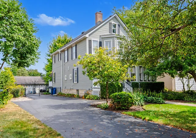 Photo 2 of Single family home for sale at 259 S York St, Elmhurst, IL 60126 | MLS# 12752324 | Listing updated on 2026-09-17