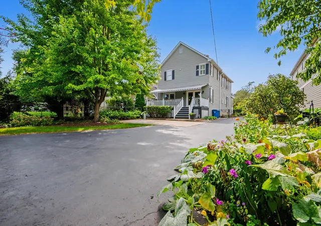 Photo 3 of Single family home for sale at 259 S York St, Elmhurst, IL 60126 | MLS# 12752324 | Listing updated on 2026-09-17