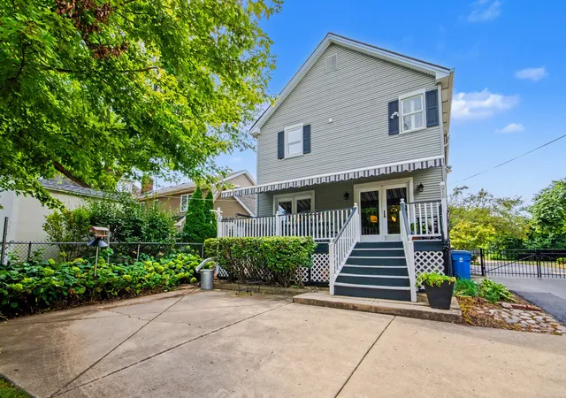 Photo 4 of Single family home for sale at 259 S York St, Elmhurst, IL 60126 | MLS# 12752324 | Listing updated on 2026-09-17