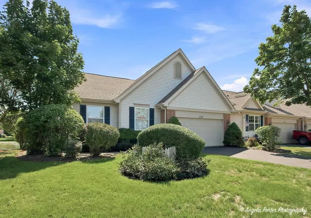 Photo 1 of Townhouse for sale at 1229 E Oakwood Dr #7-1, Fox Lake, IL 60020 | MLS# 12752343 | Listing updated on 2026-09-14