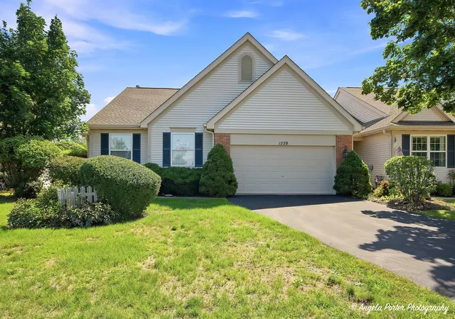 Photo 2 of Townhouse for sale at 1229 E Oakwood Dr #7-1, Fox Lake, IL 60020 | MLS# 12752343 | Listing updated on 2026-09-14