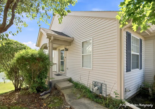 Photo 2 of Townhouse for sale at 1229 E Oakwood Dr #7-1, Fox Lake, IL 60020 | MLS# 12752343 | Listing updated on 2026-09-14