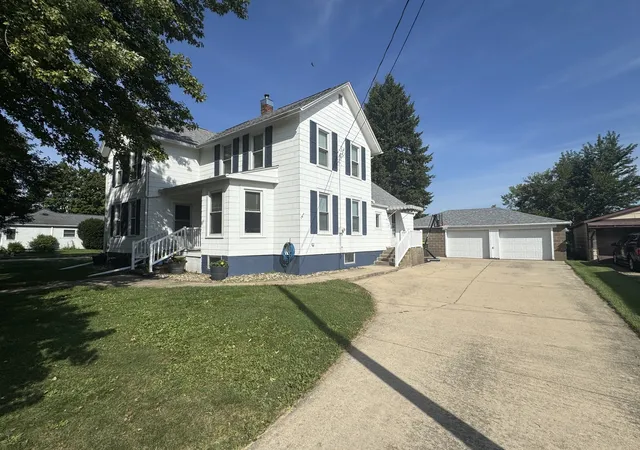 Photo 3 of Single family home for sale at 523 E Wells St, Geneseo, IL 61254 | MLS# 12752352 | Listing updated on 2026-09-19