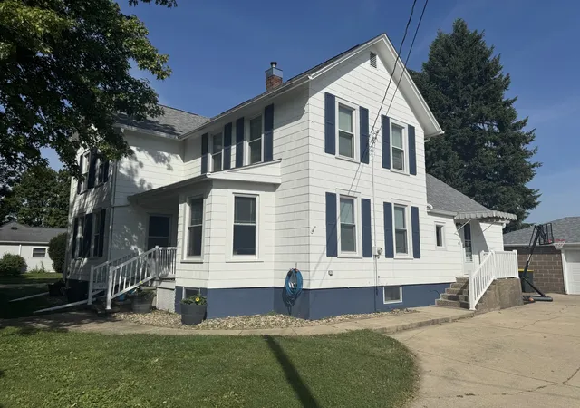 Photo 3 of Single family home for sale at 523 E Wells St, Geneseo, IL 61254 | MLS# 12752352 | Listing updated on 2026-09-19