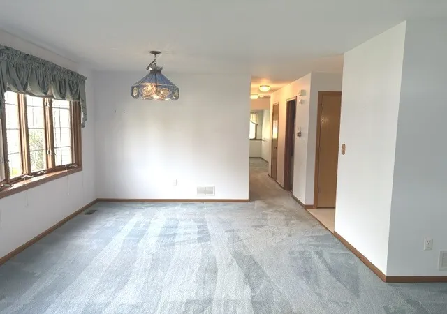 Photo 3 of House for sale at 35 S Juniper Dr, North Aurora, IL 60542 | MLS# 12752357 | Listing updated on 2026-09-24