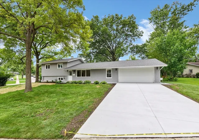 Photo 3 of Single family home for sale at 590 Durham Ct, Hoffman Estates, IL 60169 | MLS# 12752366 | Listing updated on 2026-09-19