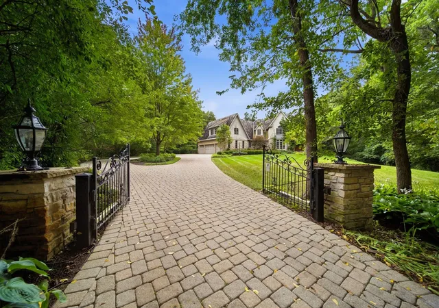 Photo 3 of Mansion for sale at 33w551 Hub Rd, Wayne, IL 60184 | MLS# 12752423 | Listing updated on 2026-10-07