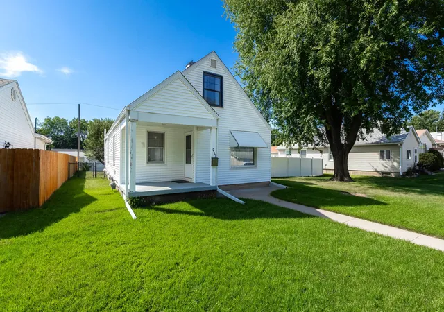 Photo 2 of Single family home for sale at 2521 33rd Street, Moline, IL 61265 | MLS# 12752441 | Listing updated on 2026-09-14