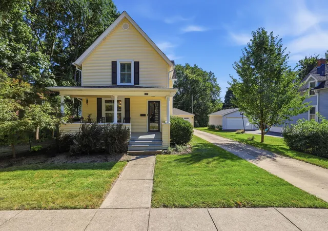 Photo 1 of Single family home for sale at 222 N 5th Street, St. Charles, IL 60174 | MLS# 12752518 | Listing updated on 2026-09-14