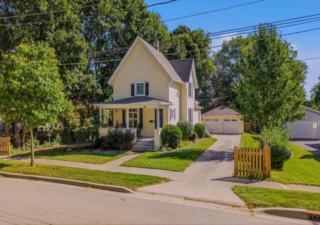 Photo 2 of Single family home for sale at 222 N 5th Street, St. Charles, IL 60174 | MLS# 12752518 | Listing updated on 2026-09-14