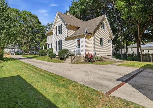 Photo 3 of Single family home for sale at 222 N 5th Street, St. Charles, IL 60174 | MLS# 12752518 | Listing updated on 2026-09-14