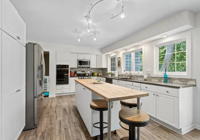 Photo 4 of Single family home for sale at 21 E Hillside Rd, Naperville, IL 60540 | MLS# 12752554 | Listing updated on 2026-09-23
