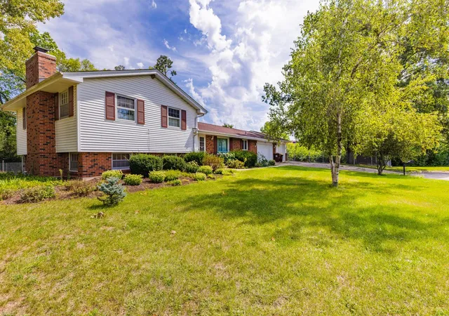 Photo 4 of Single family home for sale at 203 Wood Rd, Rockford, IL 61107 | MLS# 12752571 | Listing updated on 2026-09-12