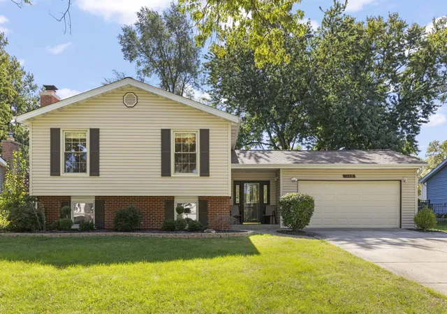 Photo 1 of Single family home for sale at 409 Maple Ln, Darien, IL 60561 | MLS# 12752598 | Listing updated on 2026-10-08