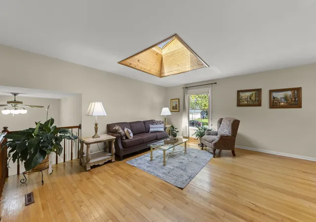Photo 3 of Single family home for sale at 409 Maple Ln, Darien, IL 60561 | MLS# 12752598 | Listing updated on 2026-10-08