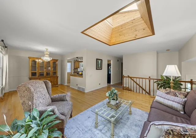 Photo 3 of Single family home for sale at 409 Maple Ln, Darien, IL 60561 | MLS# 12752598 | Listing updated on 2026-10-08