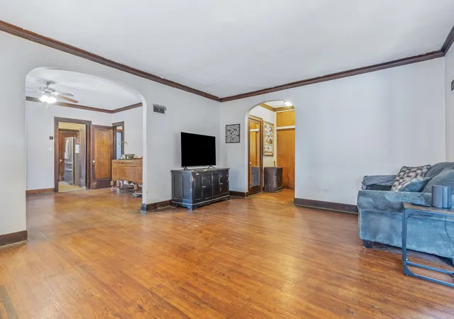 Photo 3 of Single family home for sale at 421 N William St, Joliet, IL 60435 | MLS# 12752607 | Listing updated on 2026-10-01