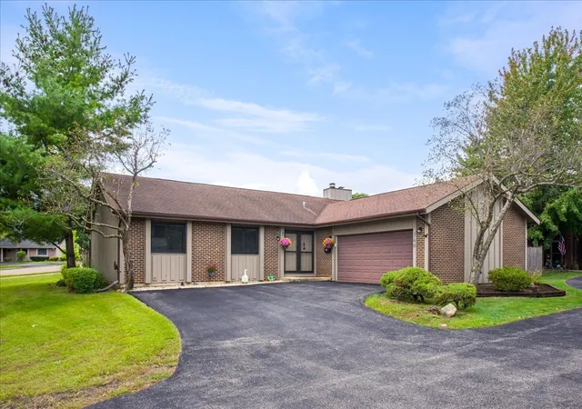 Photo 1 of Single family home for sale at 560 Lakeview Ct, Roselle, IL 60172 | MLS# 12752624 | Listing updated on 2026-09-25