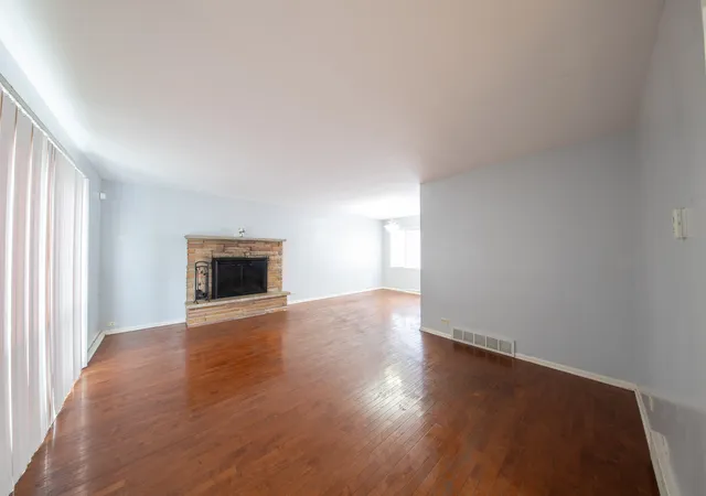 Photo 4 of Single family home for sale at 949 Braemar Rd, Flossmoor, IL 60422 | MLS# 12752653 | Listing updated on 2026-09-17