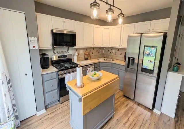 Photo 2 of Townhouse for sale at 522 Lancaster Dr, Pingree Grove, IL 60140 | MLS# 12752683 | Listing updated on 2026-09-14