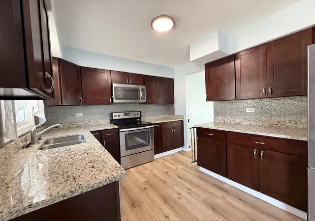 Photo 3 of Townhouse for sale at 213 Frederick Pl, Wood Dale, IL 60191 | MLS# 12752686 | Listing updated on 2026-09-14