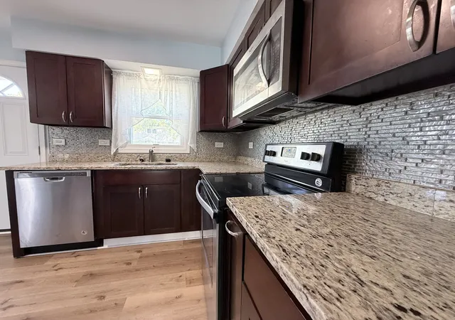 Photo 4 of Townhouse for sale at 213 Frederick Pl, Wood Dale, IL 60191 | MLS# 12752686 | Listing updated on 2026-09-14
