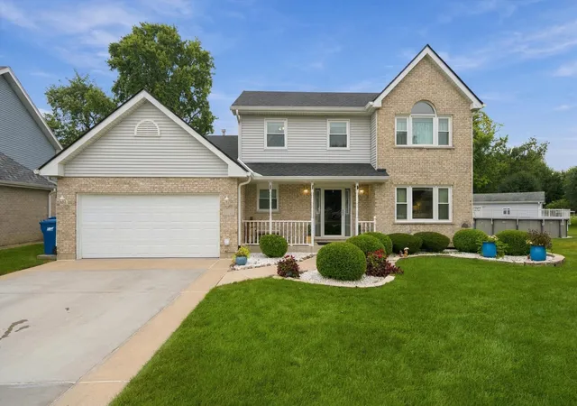 Single family home for sale at 14101 E Laramie Ct, Crestwood, IL 60418 | MLS# 12752694