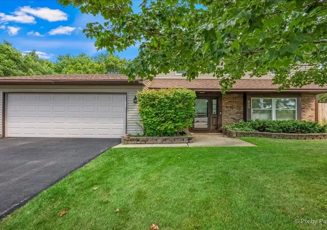 Photo 2 of Single family home for sale at 930 Pioneer Ct, Roselle, IL 60172 | MLS# 12752710 | Listing updated on 2026-09-12