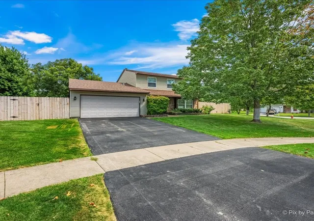Photo 3 of Single family home for sale at 930 Pioneer Ct, Roselle, IL 60172 | MLS# 12752710 | Listing updated on 2026-09-12