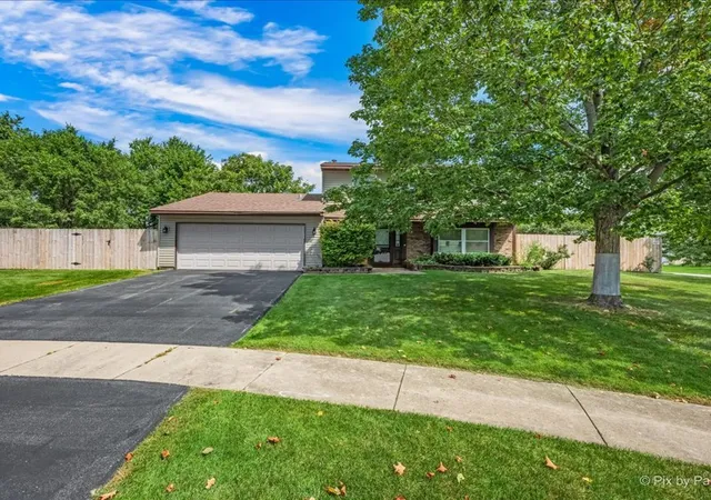 Photo 4 of Single family home for sale at 930 Pioneer Ct, Roselle, IL 60172 | MLS# 12752710 | Listing updated on 2026-09-12