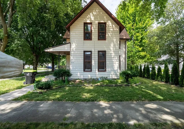 Photo 1 of Single family home for sale at 212 W Maple St, Fairbury, IL 61739 | MLS# 12752765 | Listing updated on 2026-09-13