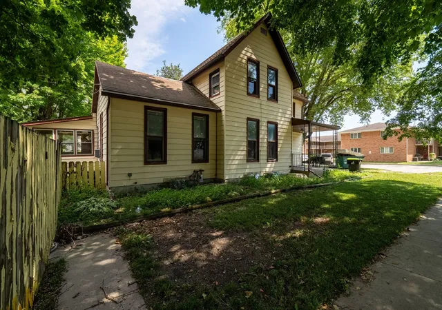 Photo 2 of Single family home for sale at 212 W Maple St, Fairbury, IL 61739 | MLS# 12752765 | Listing updated on 2026-09-13