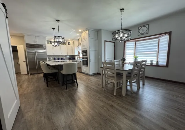 Photo 2 of Single family home for sale at 1404 Silverthorne Dr, Quincy, IL 62305 | MLS# 12752773 | Listing updated on 2026-09-25