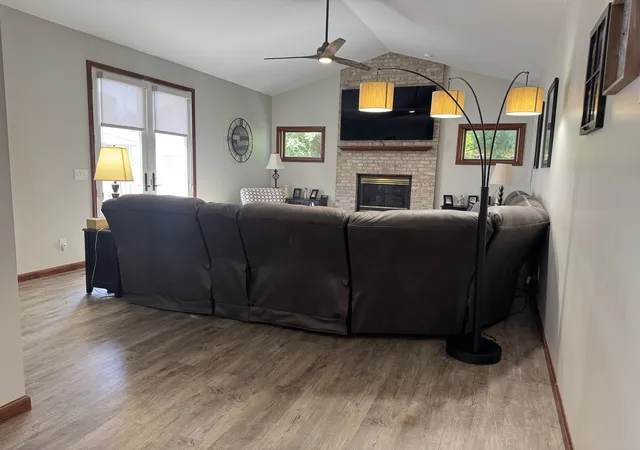 Photo 3 of Single family home for sale at 1404 Silverthorne Dr, Quincy, IL 62305 | MLS# 12752773 | Listing updated on 2026-09-25